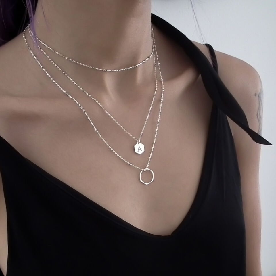 Geometrik Harf Kolye Kombini