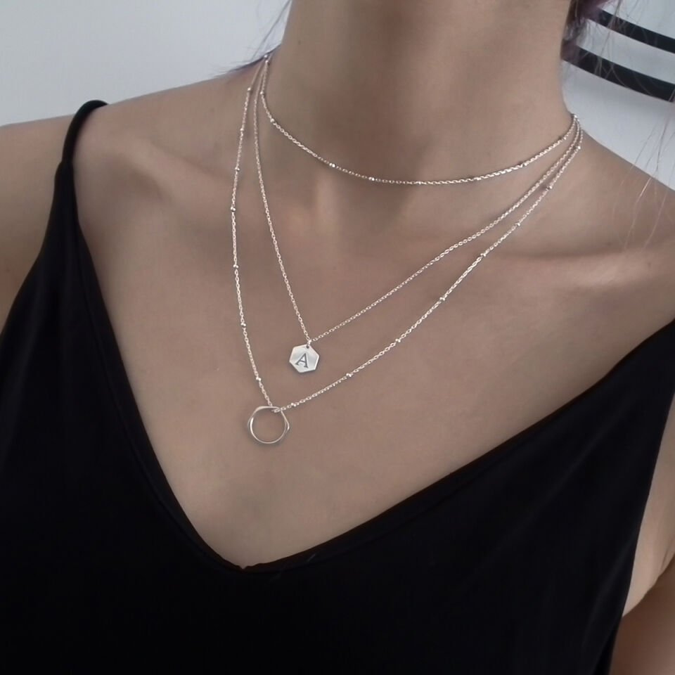 Geometrik Harf Kolye Kombini