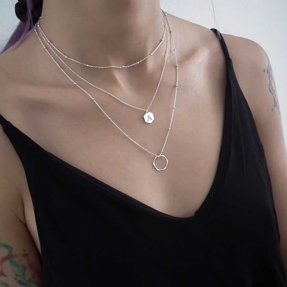 Geometrik Harf Kolye Kombini