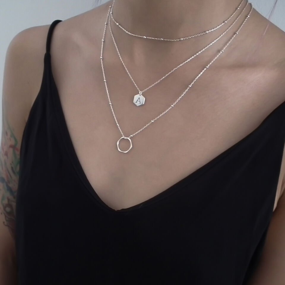 Geometrik Harf Kolye Kombini