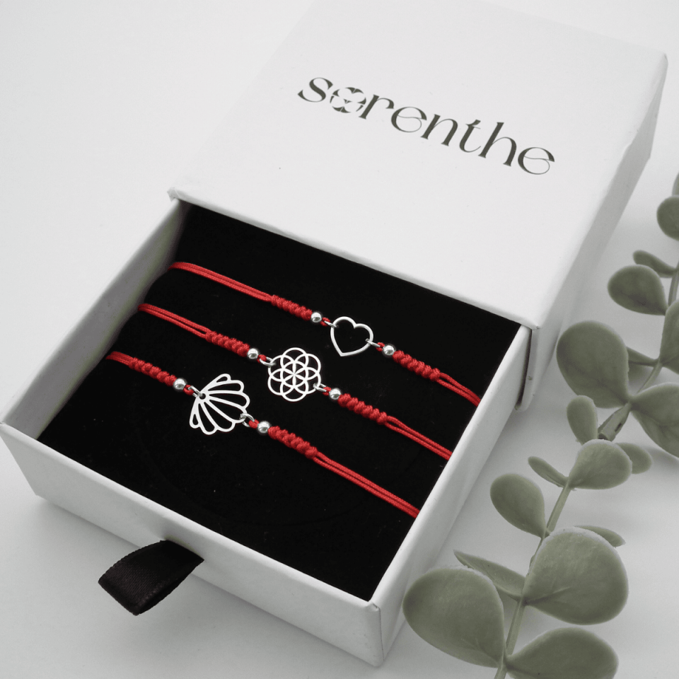 Kırmızı İpli Kalpli Bileklik