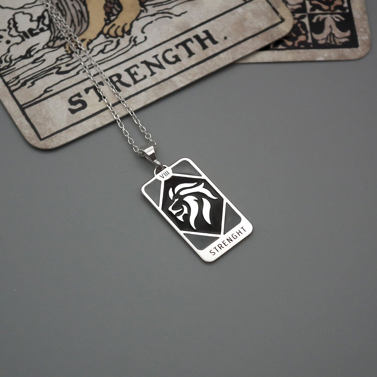 Güç (Strength) – Nezaketle Direnmenin Kartı