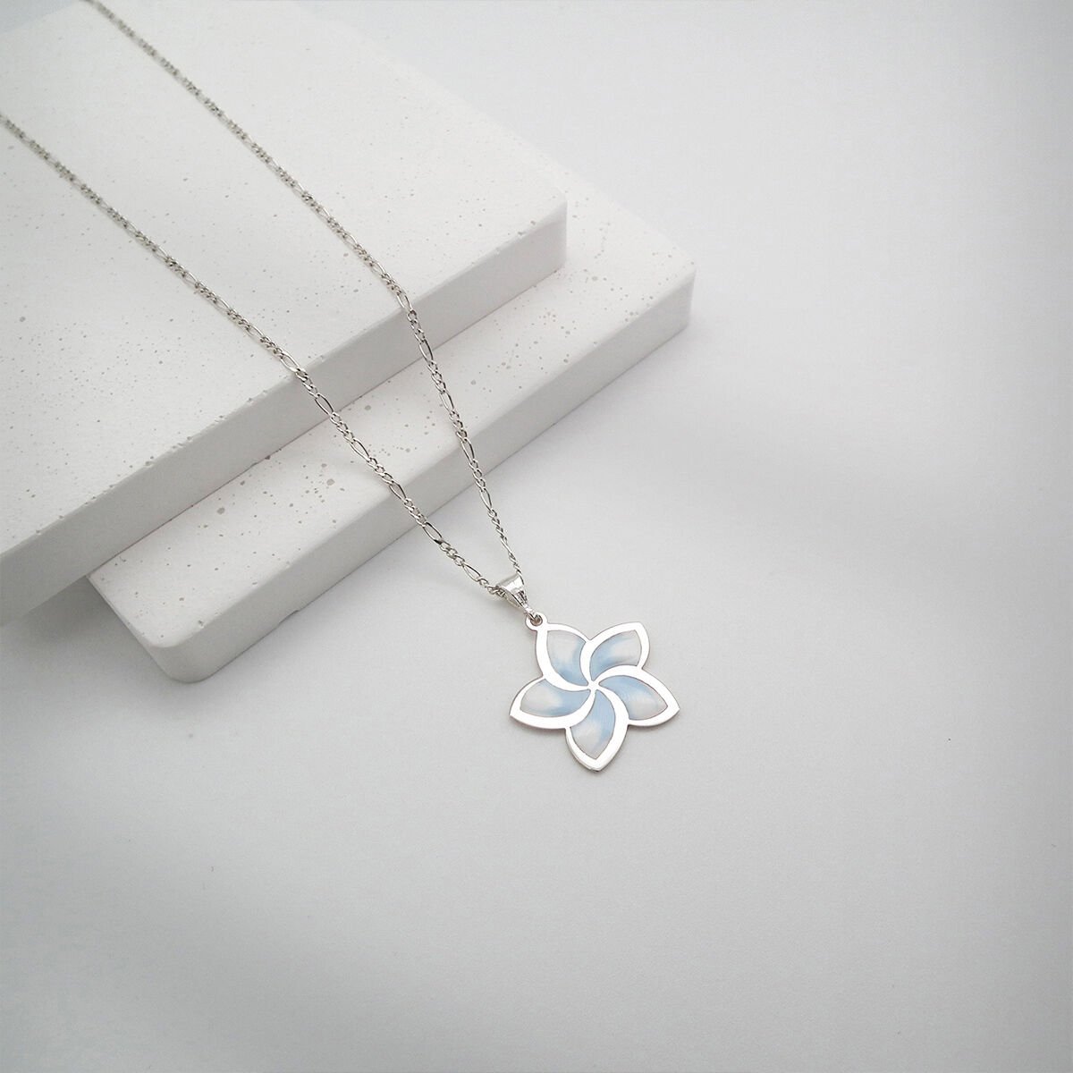 Plumeria Mineli Gümüş Kolye