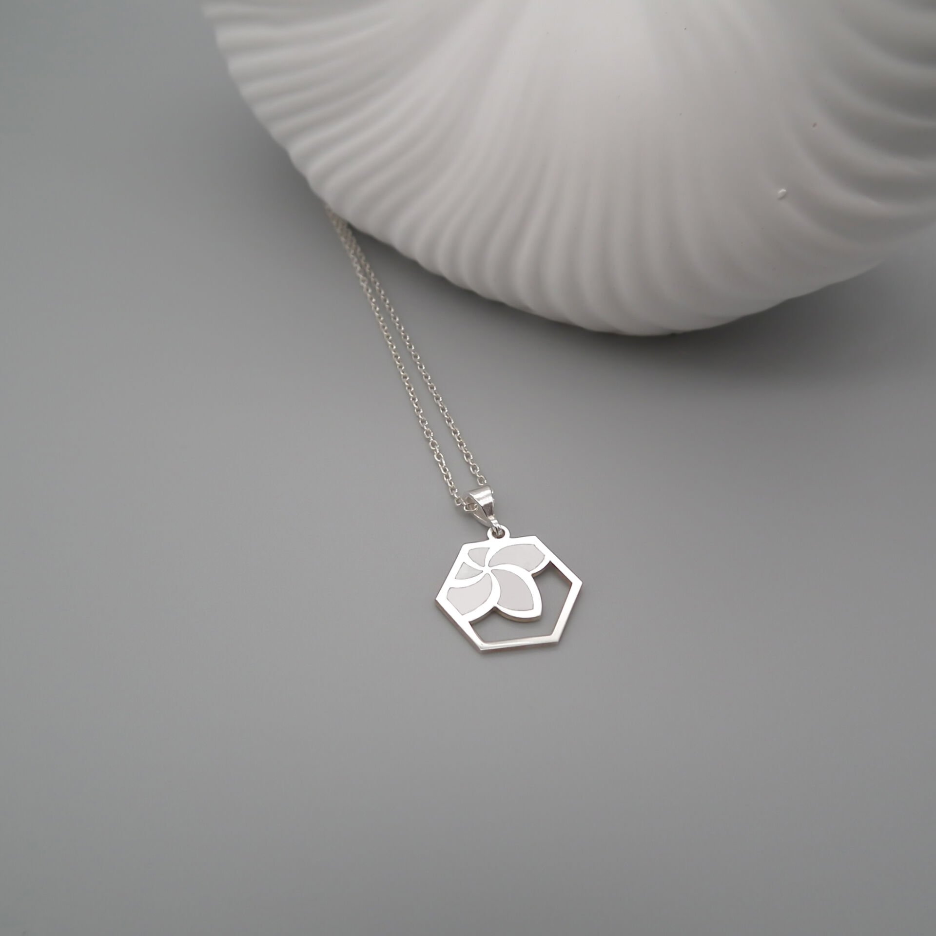Altıgen Plumeria Gümüş Kolye